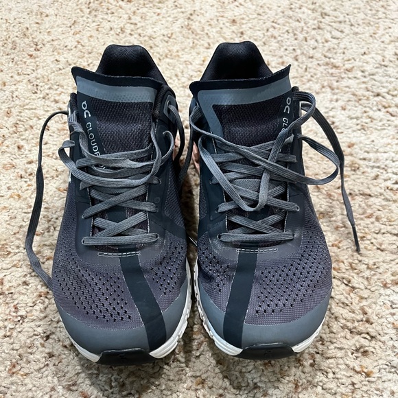 On cloud 4 sneakers, size 7.5 - Picture 4 of 6